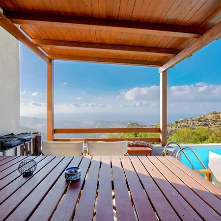 Family House With A Swimming Pool 5 Minutes From Ioulida Hébergement de vacances *